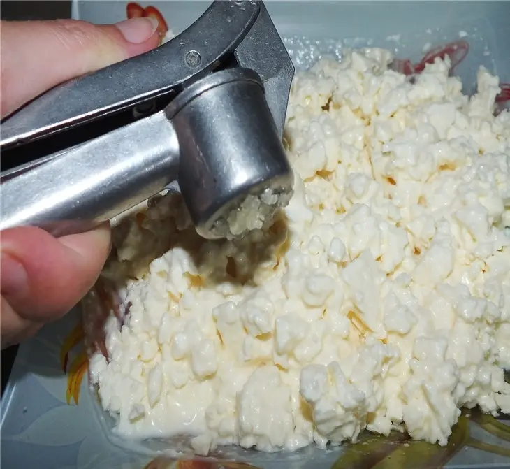 Слоеные рулетики с брынзой: шаг 3