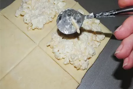Слоеные рулетики с брынзой: шаг 6