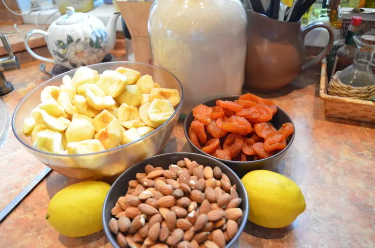Яблочное варенье с курагой и миндалем: шаг 1