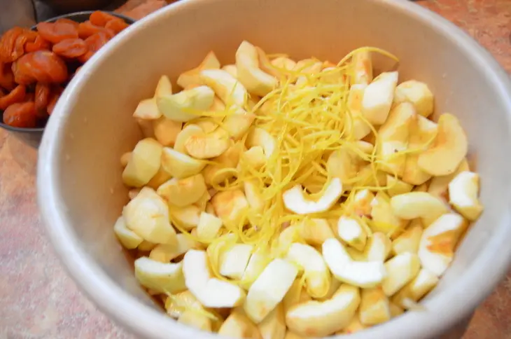 Яблочное варенье с курагой и миндалем: шаг 2