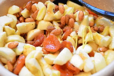 Яблочное варенье с курагой и миндалем: шаг 3
