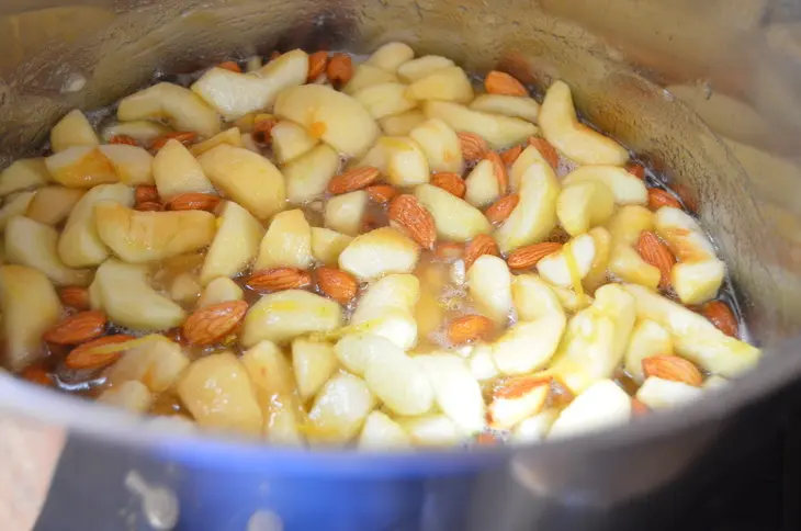 Яблочное варенье с курагой и миндалем: шаг 4