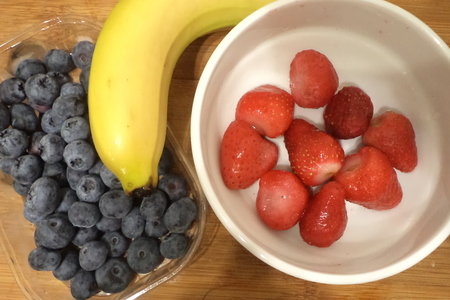 Легкий завтрак за 5 минут! клубнично-банановый с взбитыми сливками и голубикой!: шаг 1