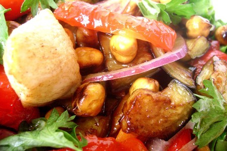 теплый салат с  баклажанами и жареным нутом  «очень ближний восток».: шаг 8