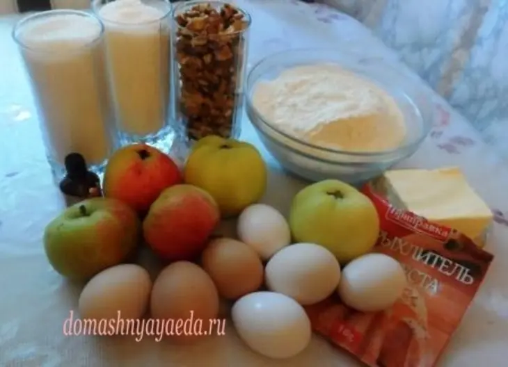 Яблочная шарлотка с орехами: шаг 1