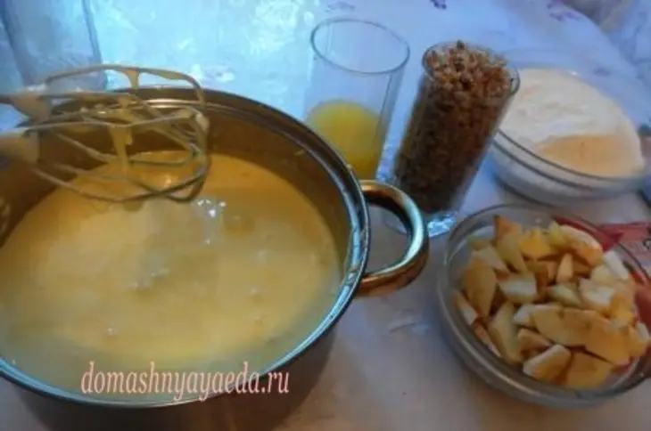 Яблочная шарлотка с орехами: шаг 2