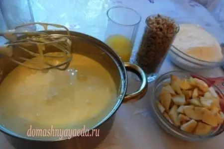 Яблочная шарлотка с орехами: шаг 2
