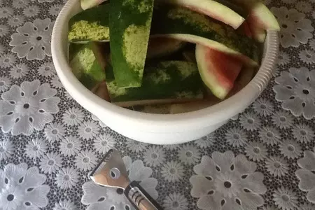 Цукаты из арбузных корок: шаг 1