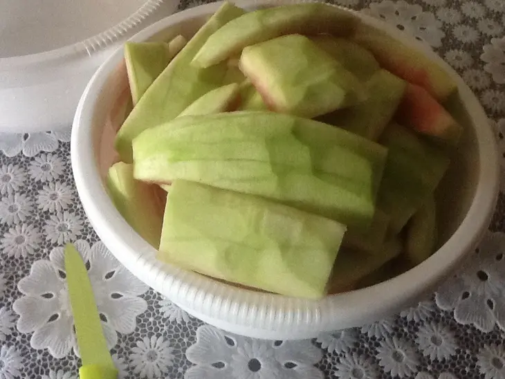 Цукаты из арбузных корок: шаг 2