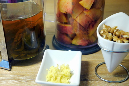 Освежающий смузи из зеленого чая, имбиря и персиков: шаг 2