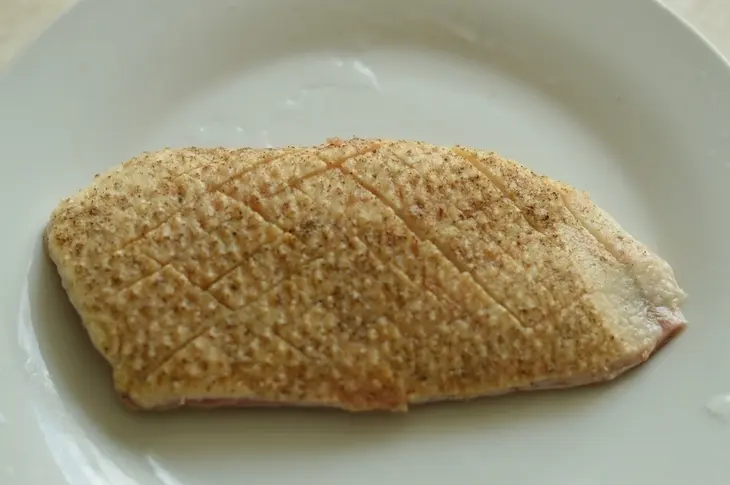 Салат с утиной грудкой и малиной: шаг 1