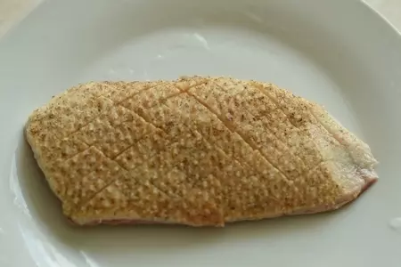 Салат с утиной грудкой и малиной: шаг 1
