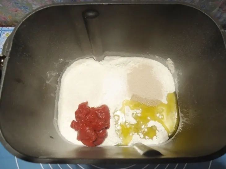 Томатный хлеб с чесноком, сыром и зеленью: шаг 1