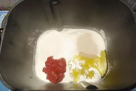 Томатный хлеб с чесноком, сыром и зеленью: шаг 1