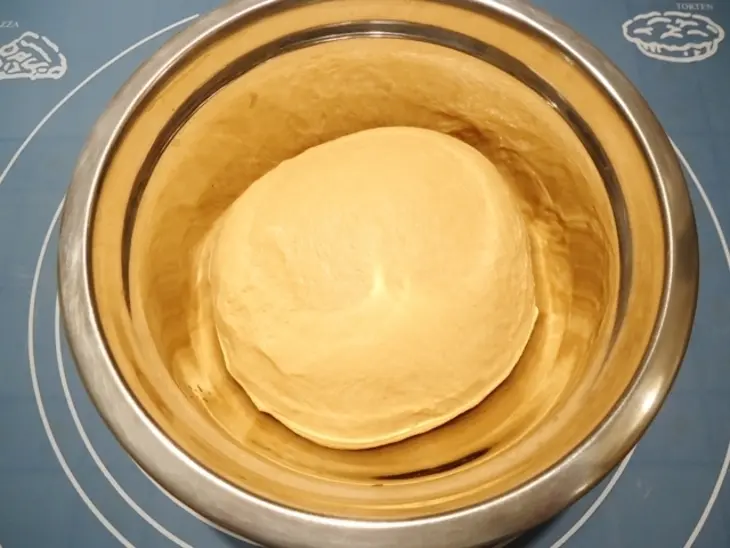 Томатный хлеб с чесноком, сыром и зеленью: шаг 2