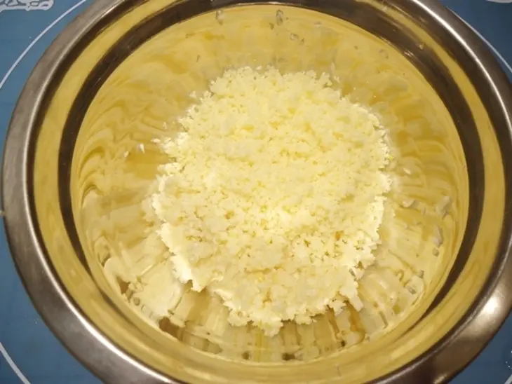 Томатный хлеб с чесноком, сыром и зеленью: шаг 3
