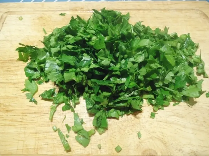Томатный хлеб с чесноком, сыром и зеленью: шаг 4