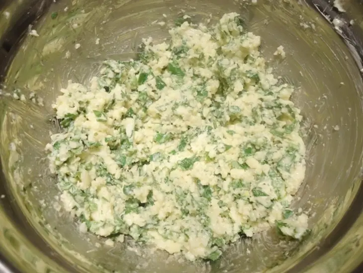 Томатный хлеб с чесноком, сыром и зеленью: шаг 5