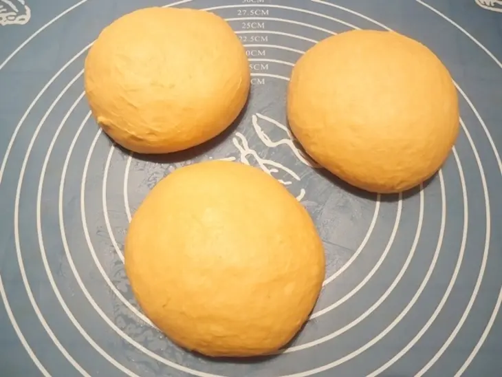 Томатный хлеб с чесноком, сыром и зеленью: шаг 7
