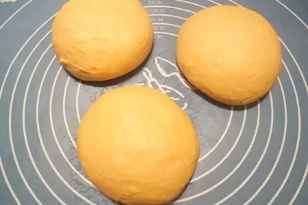 Томатный хлеб с чесноком, сыром и зеленью: шаг 7