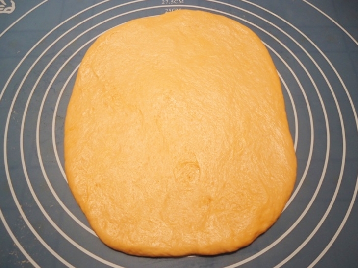 Томатный хлеб с чесноком, сыром и зеленью: шаг 8