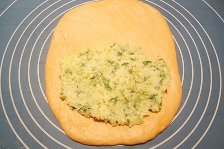 Томатный хлеб с чесноком, сыром и зеленью: шаг 9