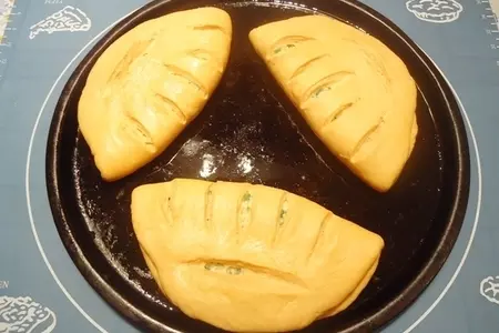 Томатный хлеб с чесноком, сыром и зеленью: шаг 11