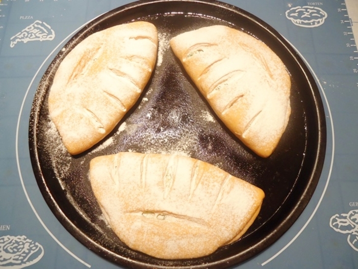 Томатный хлеб с чесноком, сыром и зеленью: шаг 12