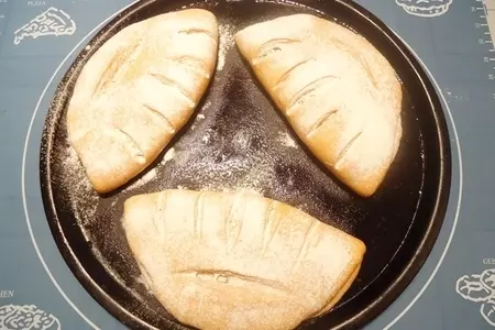 Томатный хлеб с чесноком, сыром и зеленью: шаг 12