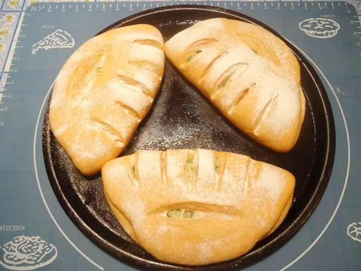 Томатный хлеб с чесноком, сыром и зеленью: шаг 13