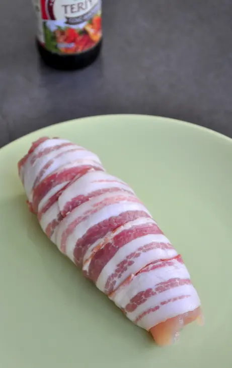 Куриные рулеты с голубым сыром в беконе: шаг 3