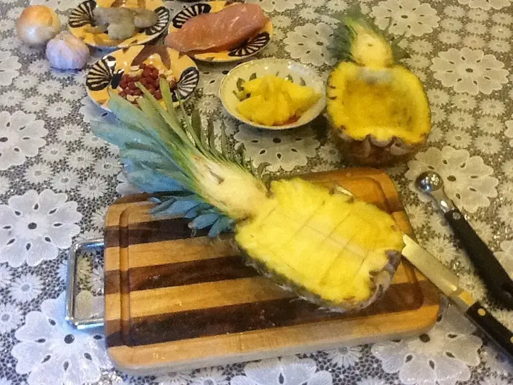 Жареный рис с креветками и курицей в ананасе: шаг 2