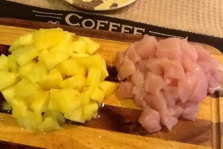 Жареный рис с креветками и курицей в ананасе: шаг 4