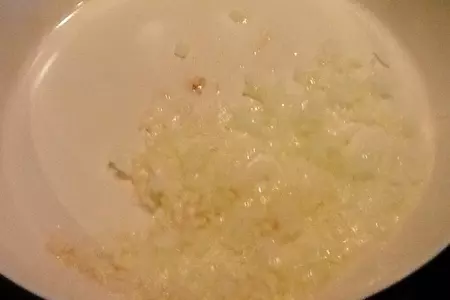 Жареный рис с креветками и курицей в ананасе: шаг 5