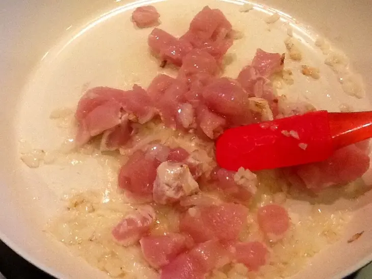 Жареный рис с креветками и курицей в ананасе: шаг 6
