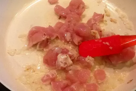 Жареный рис с креветками и курицей в ананасе: шаг 6