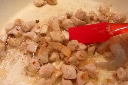 Жареный рис с креветками и курицей в ананасе: шаг 7
