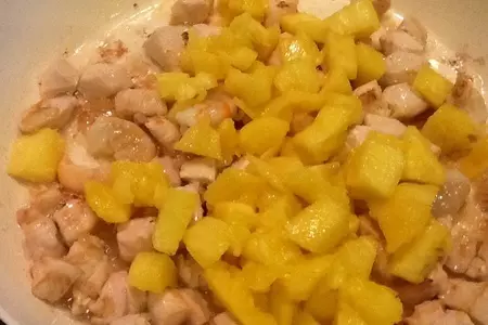 Жареный рис с креветками и курицей в ананасе: шаг 8