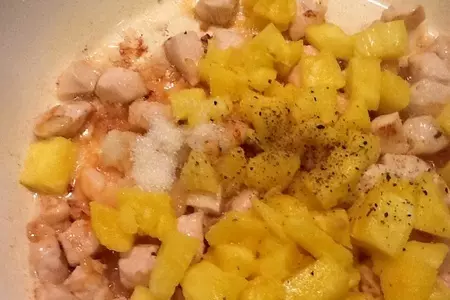 Жареный рис с креветками и курицей в ананасе: шаг 9