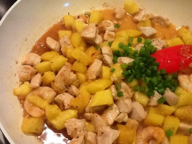 Жареный рис с креветками и курицей в ананасе: шаг 10