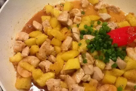 Жареный рис с креветками и курицей в ананасе: шаг 10