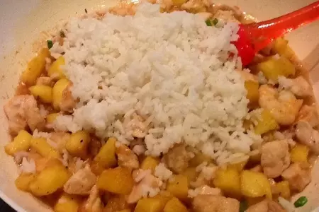 Жареный рис с креветками и курицей в ананасе: шаг 11