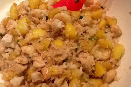 Жареный рис с креветками и курицей в ананасе: шаг 12