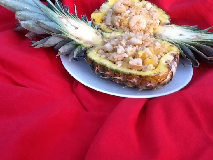 Жареный рис с креветками и курицей в ананасе: шаг 13