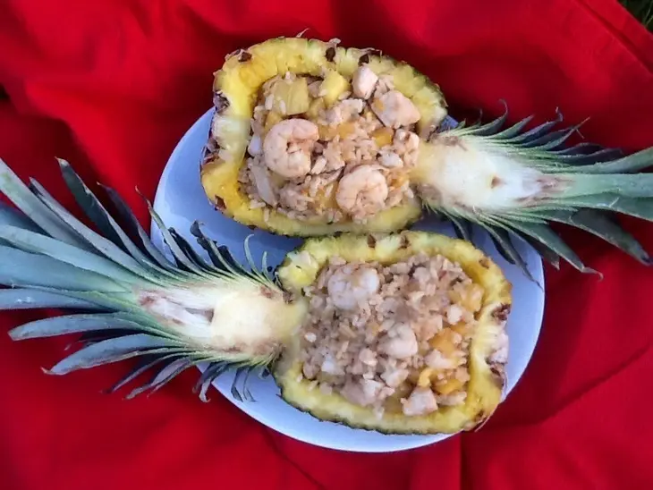 Жареный рис с креветками и курицей в ананасе: шаг 14