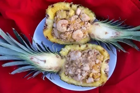 Жареный рис с креветками и курицей в ананасе: шаг 14