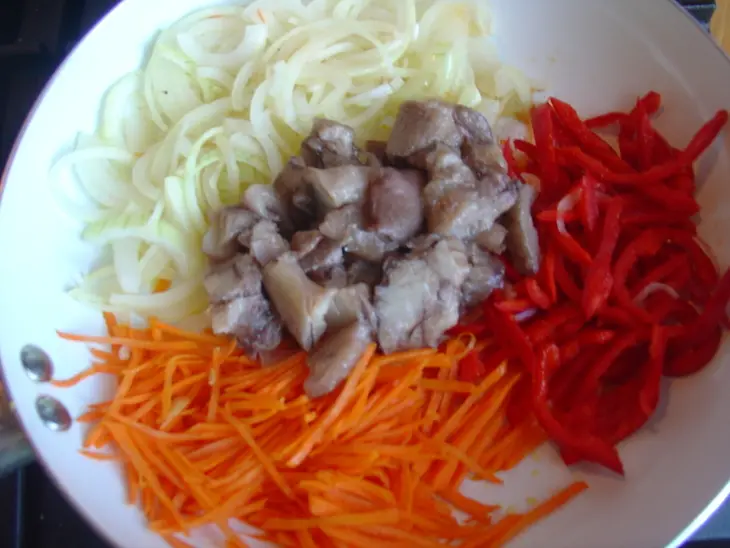 Салат по - тайски с креветками, рисом, овощами и ананасом.: шаг 4
