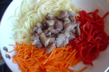Салат по - тайски с креветками, рисом, овощами и ананасом.: шаг 4