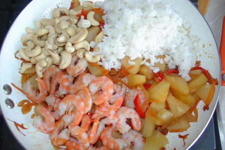 Салат по - тайски с креветками, рисом, овощами и ананасом.: шаг 5