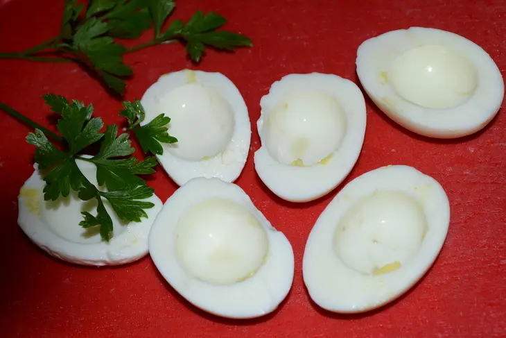 Яйца фаршированные рисом и карри: шаг 1